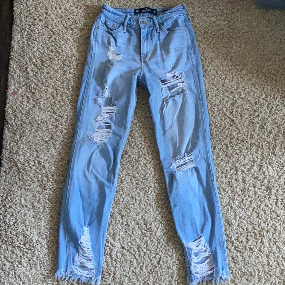Super cute Hollister boyfriend light ripped jeans!